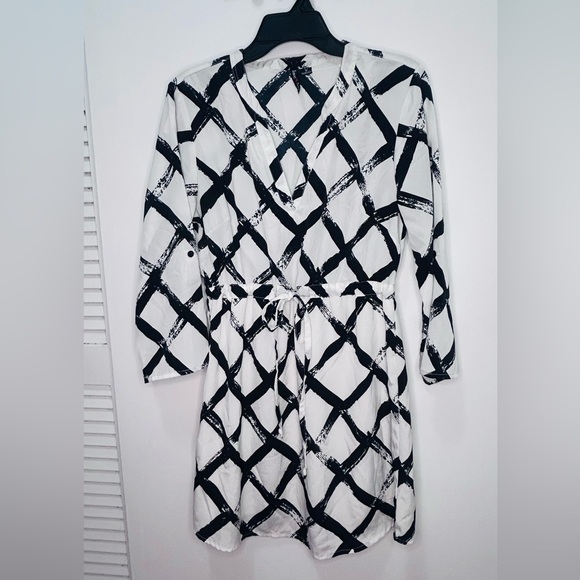 Black and White Geometric Dress - Picture 3 of 11